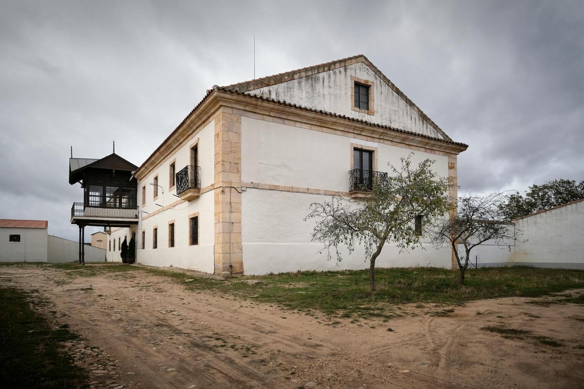Casa Rural Palacio Conde De Aldana Con Piscina Entre Encinares Y Dehesas Terradillos Extérieur photo